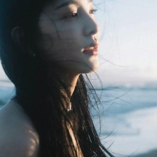 穿黄靴子的女孩